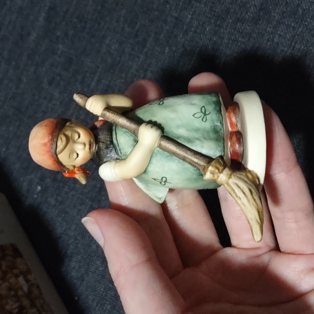 Vintage M.J. Hummel Goebel Little Sweeper #305 1986/1988